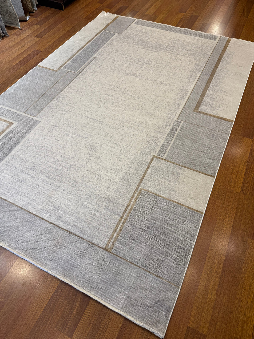 Vera 01 Grey Cream Viskon ile Üretilen Sık Dokuma Modern Salon Halısı