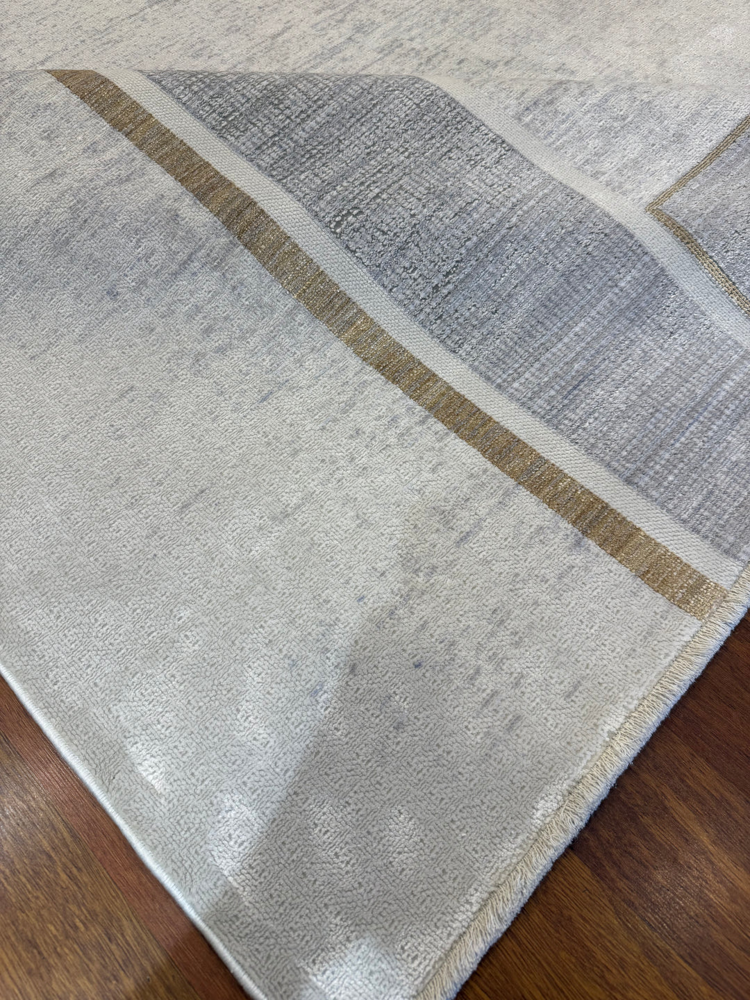 Vera 01 Grey Cream Viskon ile Üretilen Sık Dokuma Modern Salon Halısı