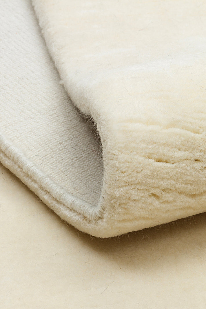 Letat Ivory, El dokuma Teknikleri ile %100 Yeni Zelanda Yünü ile Üretilmiş Sade ve Modern halı