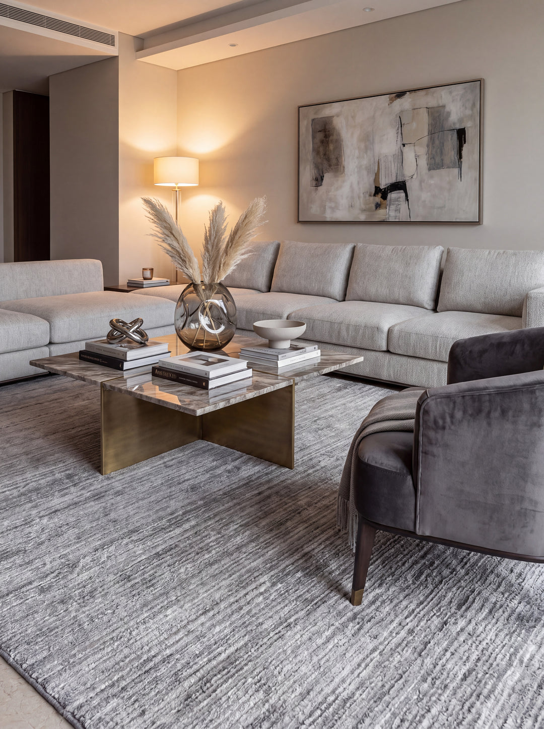 Osaka Grey halı modern salonda, mermer sehpa ve köşe koltuk ile