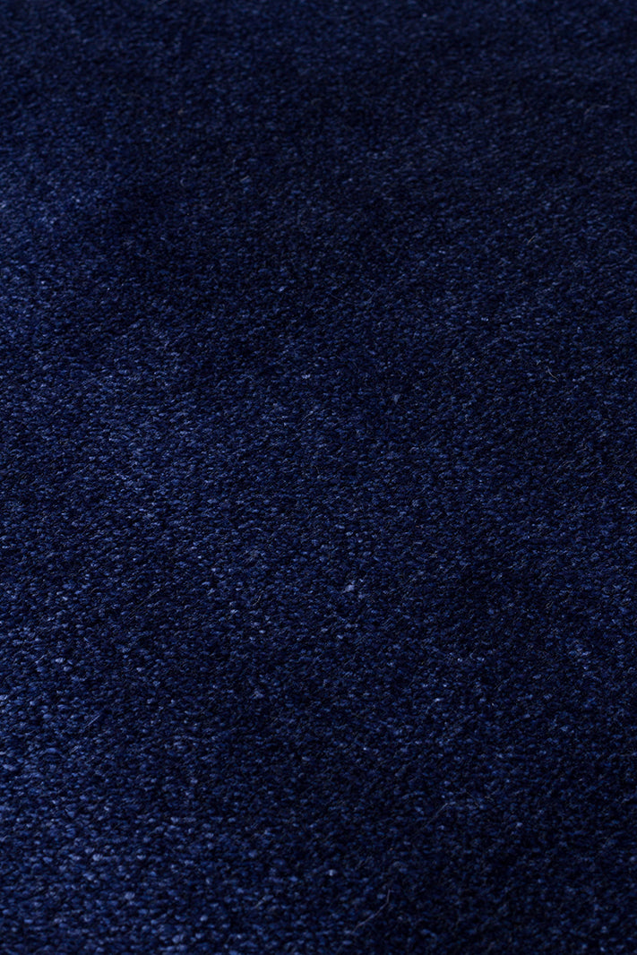 Porto Midnight Blue, %100 viskon kullanılarak üretilmiş, Modern Tasarımlı Sade ve Şık Salon Halısı