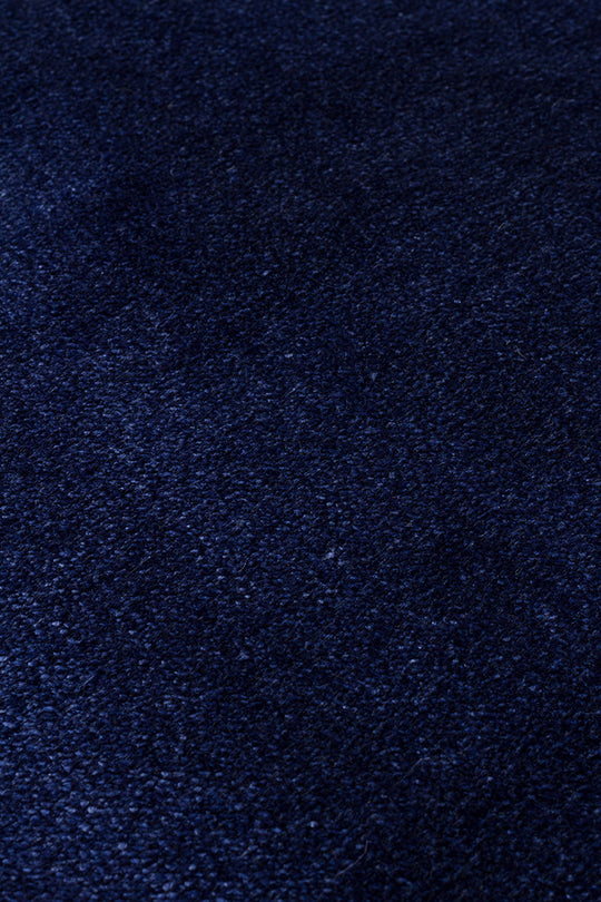 Porto Midnight Blue, %100 viskon kullanılarak üretilmiş, Modern Tasarımlı Sade ve Şık Salon Halısı