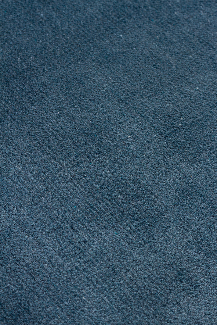 Porto Navy Blue, %100 viskon kullanılarak üretilmiş, Modern Tasarımlı Sade ve Şık Salon Halısı