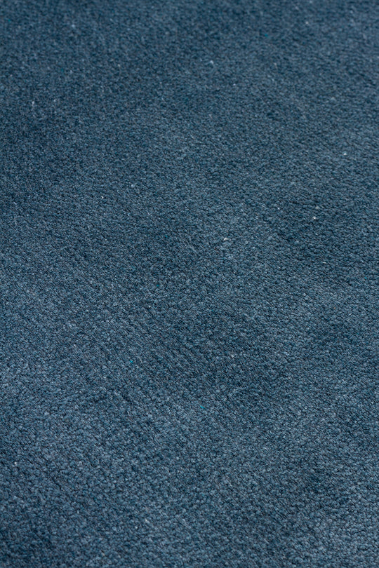 Porto Navy Blue, %100 viskon kullanılarak üretilmiş, Modern Tasarımlı Sade ve Şık Salon Halısı
