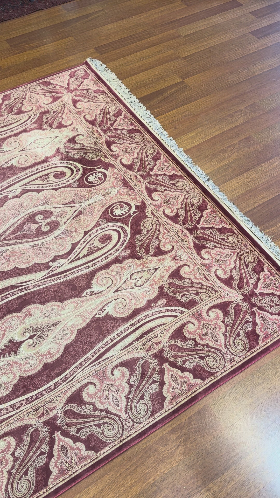 Vera 01 Red Viskon ile Üretilen Sık Dokuma İpek Görünümlü Klasik Salon Halısı