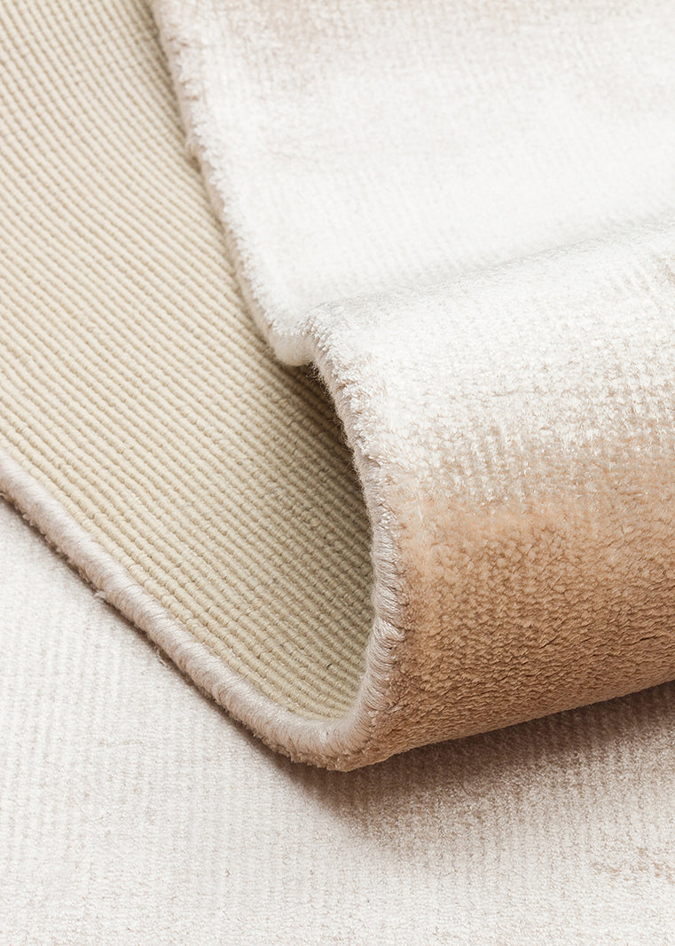 Pier Beige, El Dokuma Teknikleri ile %100 Naturel Viskondan üretilen Sade Tek Renk Salon Halısı