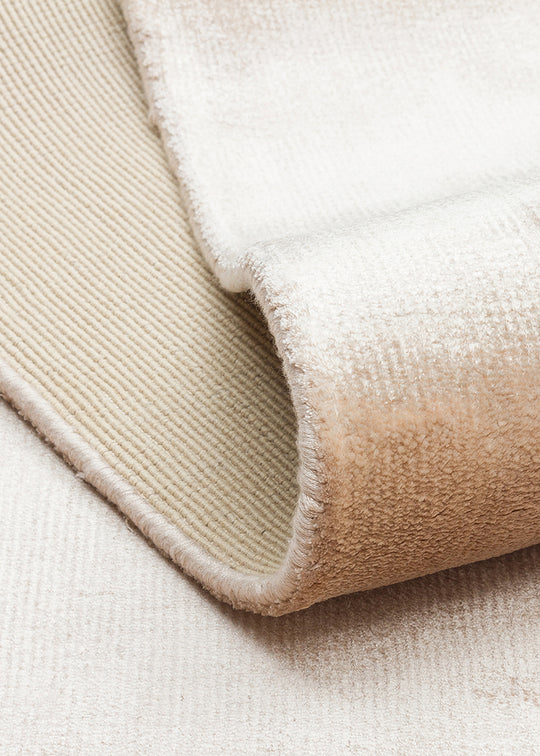 Pier Beige, El Dokuma Teknikleri ile %100 Naturel Viskondan üretilen Sade Tek Renk Salon Halısı