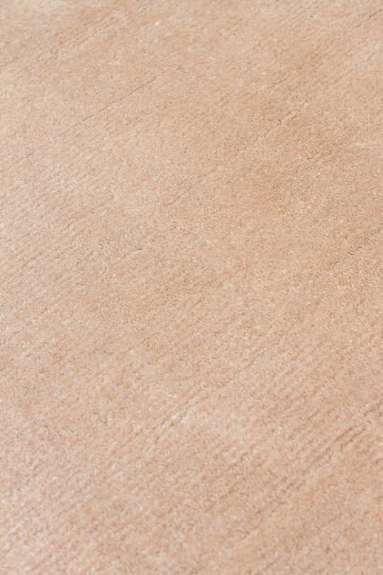 Pier Beige, El Dokuma Teknikleri ile %100 Naturel Viskondan üretilen Sade Tek Renk Salon Halısı