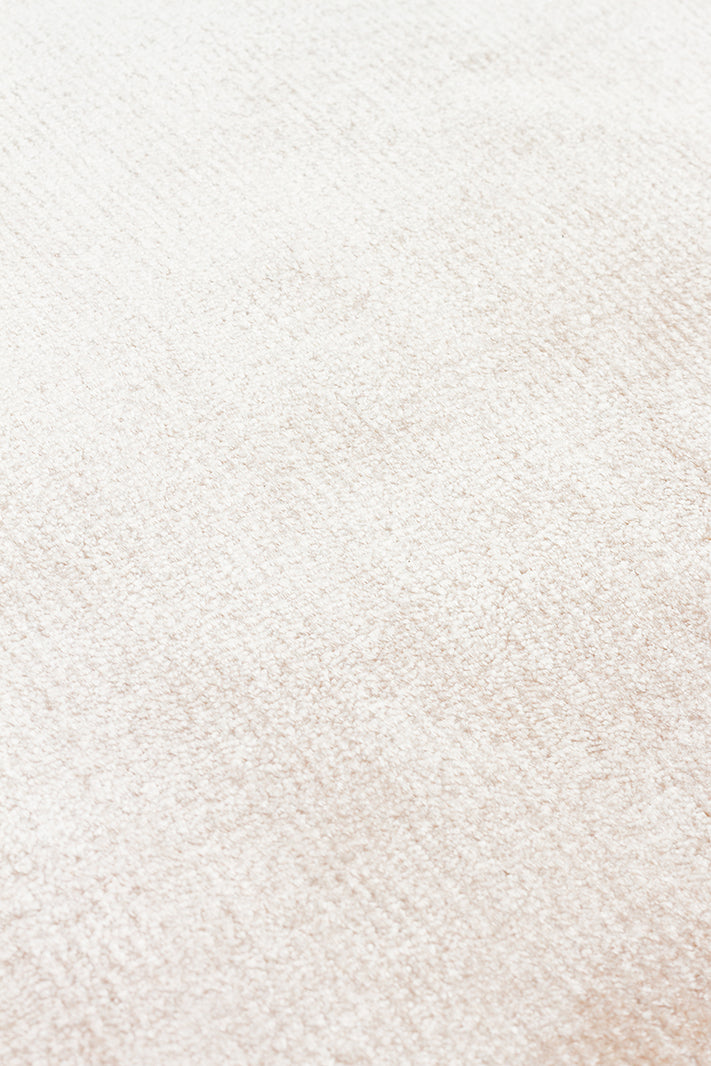 Pier Beige, El Dokuma Teknikleri ile %100 Naturel Viskondan üretilen Sade Tek Renk Salon Halısı