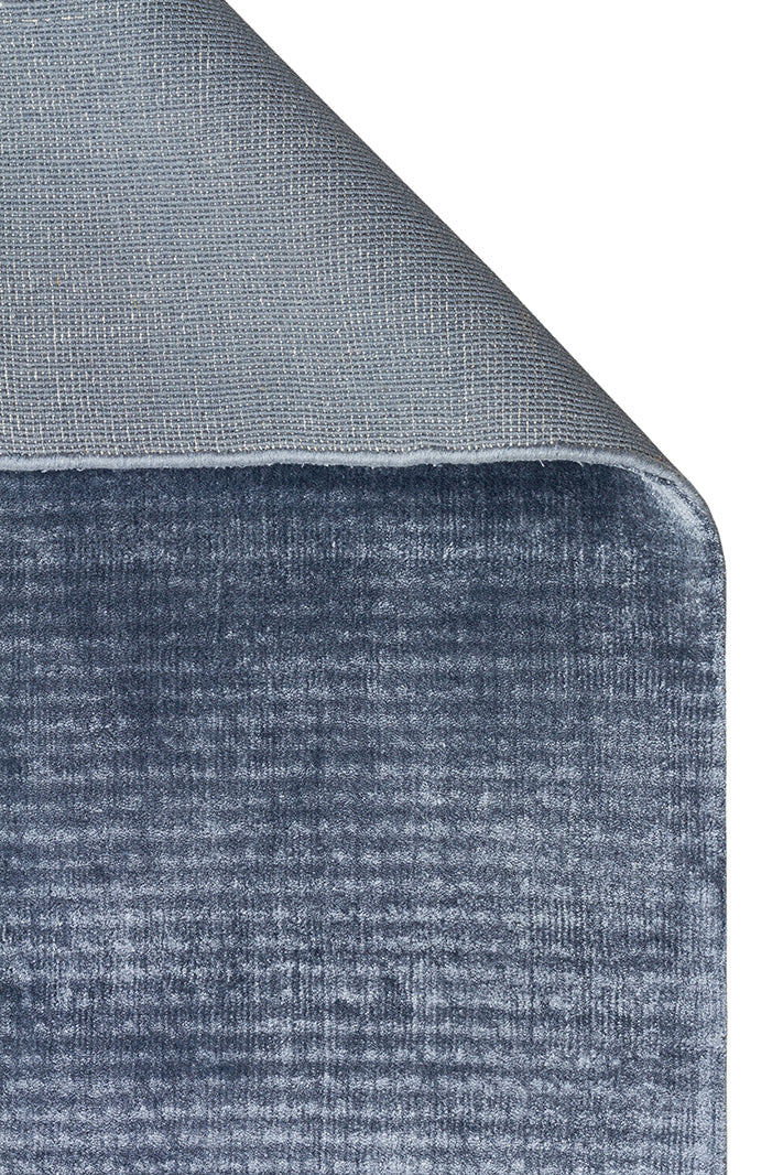 Pier Blue, El Dokuma Teknikleri ile %100 Naturel Viskondan üretilen Sade Tek Renk Salon Halısı