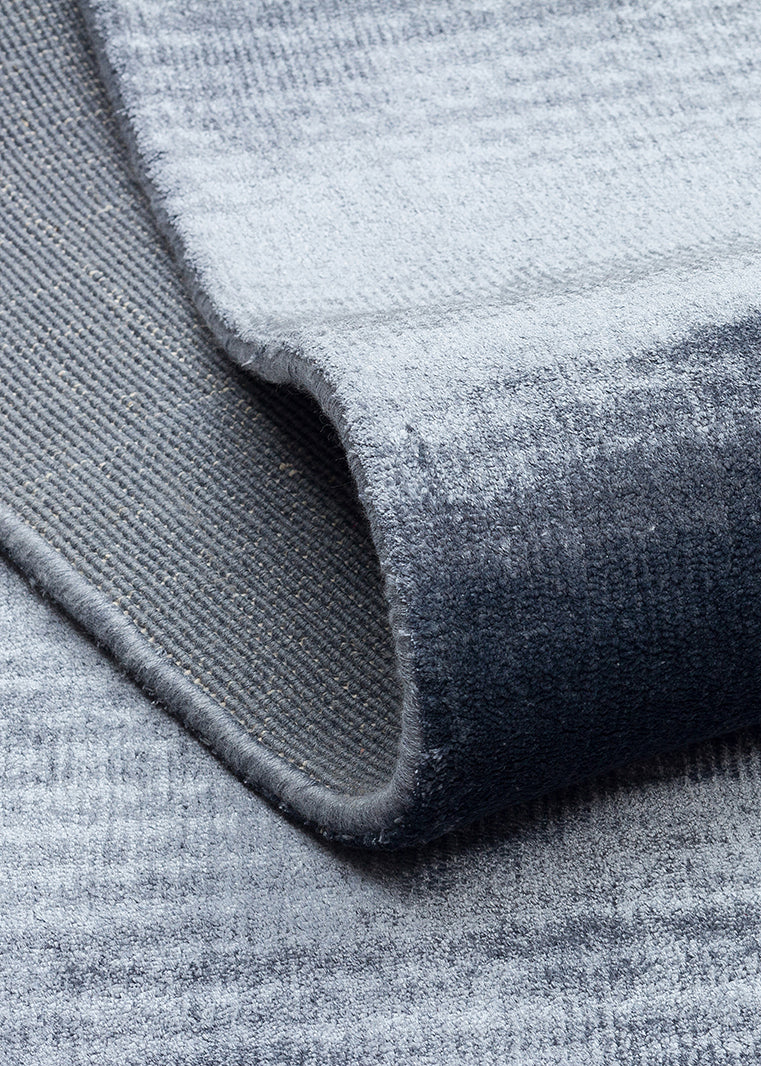 Pier Blue, El Dokuma Teknikleri ile %100 Naturel Viskondan üretilen Sade Tek Renk Salon Halısı