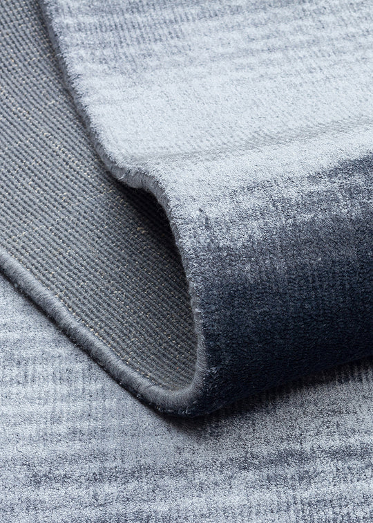 Pier Blue, El Dokuma Teknikleri ile %100 Naturel Viskondan üretilen Sade Tek Renk Salon Halısı