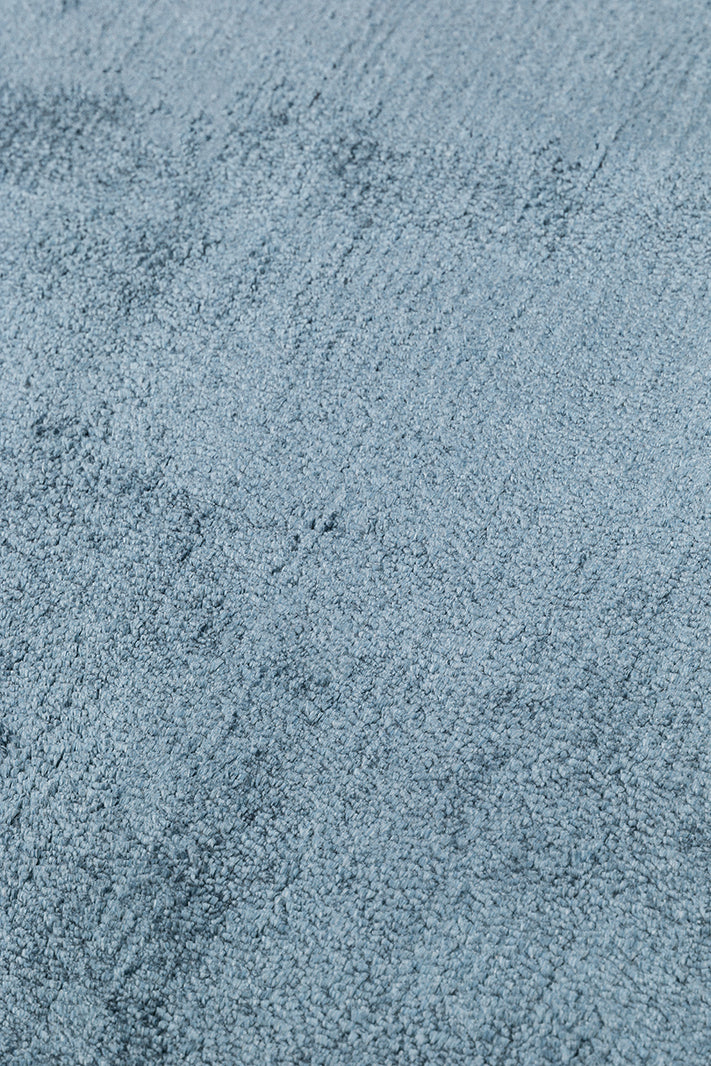 Pier Blue, El Dokuma Teknikleri ile %100 Naturel Viskondan üretilen Sade Tek Renk Salon Halısı