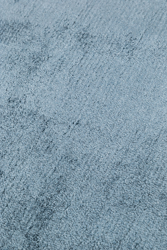 Pier Blue, El Dokuma Teknikleri ile %100 Naturel Viskondan üretilen Sade Tek Renk Salon Halısı