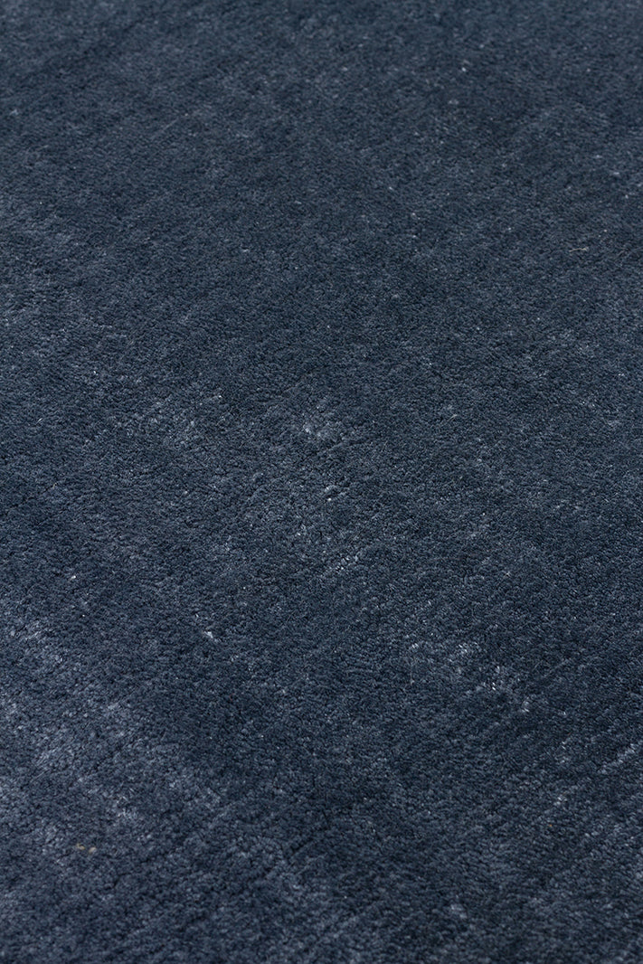 Pier Blue, El Dokuma Teknikleri ile %100 Naturel Viskondan üretilen Sade Tek Renk Salon Halısı