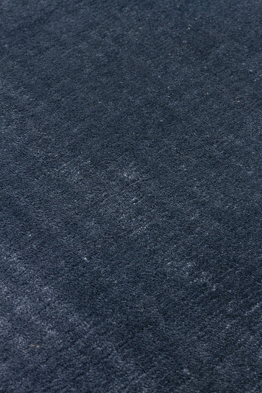 Pier Blue, El Dokuma Teknikleri ile %100 Naturel Viskondan üretilen Sade Tek Renk Salon Halısı