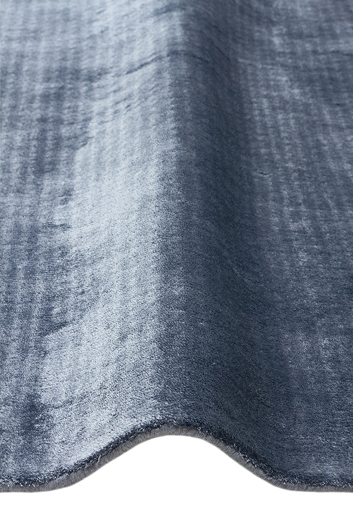 Pier Blue, El Dokuma Teknikleri ile %100 Naturel Viskondan üretilen Sade Tek Renk Salon Halısı