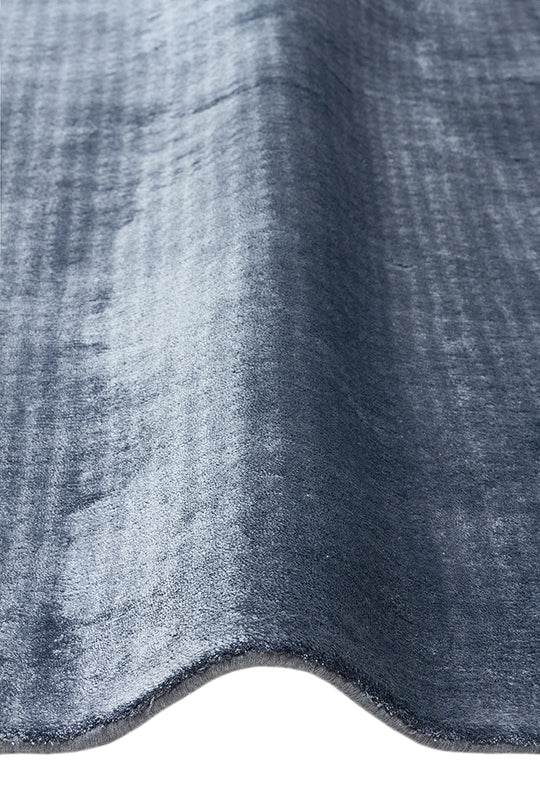 Pier Blue, El Dokuma Teknikleri ile %100 Naturel Viskondan üretilen Sade Tek Renk Salon Halısı