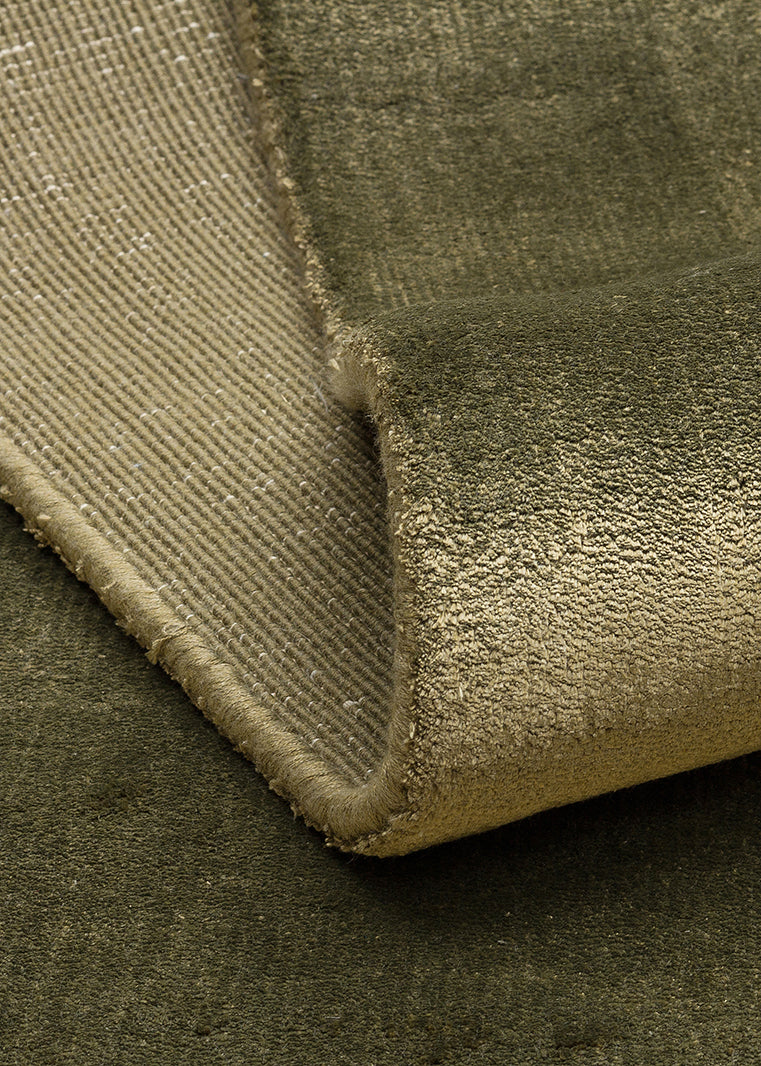 Pier Green, El Dokuma Teknikleri ile %100 Naturel Viskondan üretilen Sade Tek Renk Salon Halısı