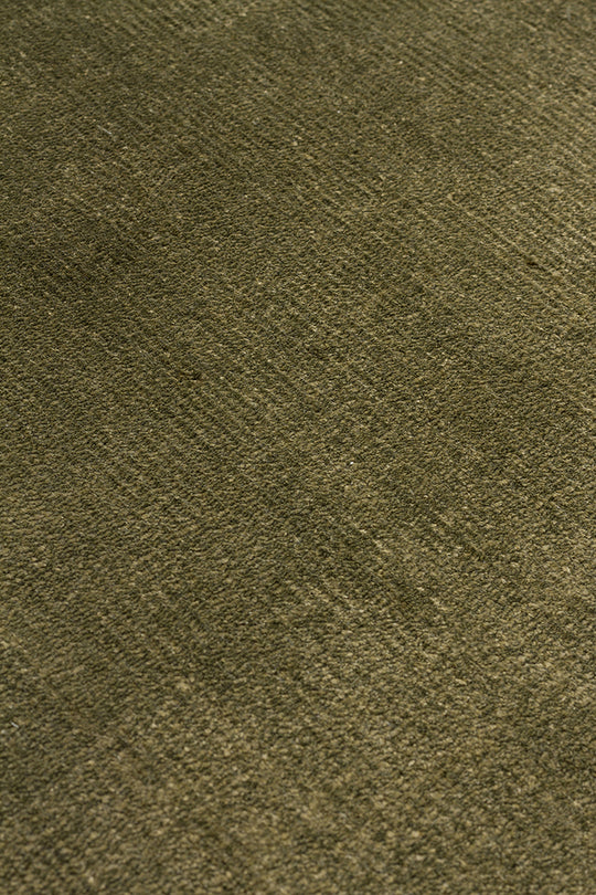 Pier Green, El Dokuma Teknikleri ile %100 Naturel Viskondan üretilen Sade Tek Renk Salon Halısı