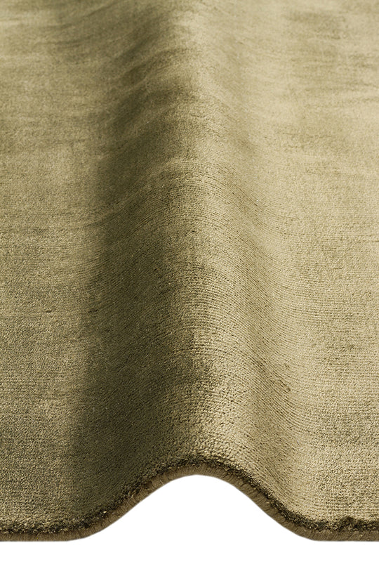 Pier Green, El Dokuma Teknikleri ile %100 Naturel Viskondan üretilen Sade Tek Renk Salon Halısı