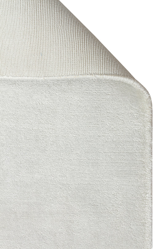 Pier Silver, El Dokuma Teknikleri ile %100 Naturel Viskondan üretilen Sade Tek Renk Salon Halısı