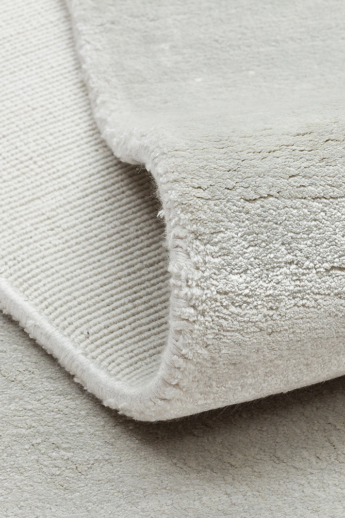 Pier Silver, El Dokuma Teknikleri ile %100 Naturel Viskondan üretilen Sade Tek Renk Salon Halısı