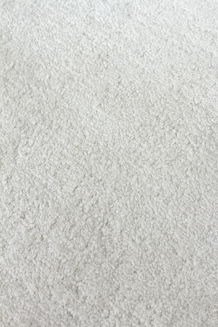 Pier Silver, El Dokuma Teknikleri ile %100 Naturel Viskondan üretilen Sade Tek Renk Salon Halısı