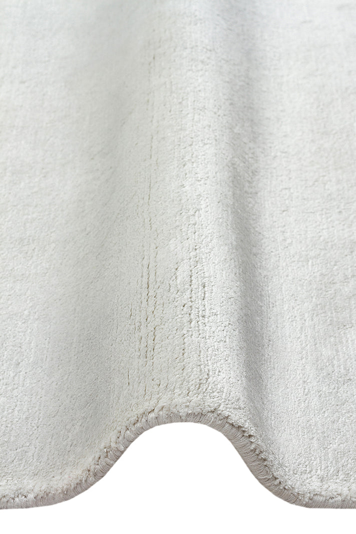 Pier Silver, El Dokuma Teknikleri ile %100 Naturel Viskondan üretilen Sade Tek Renk Salon Halısı