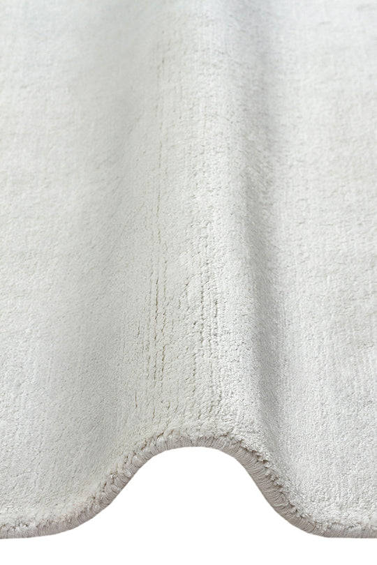 Pier Silver, El Dokuma Teknikleri ile %100 Naturel Viskondan üretilen Sade Tek Renk Salon Halısı