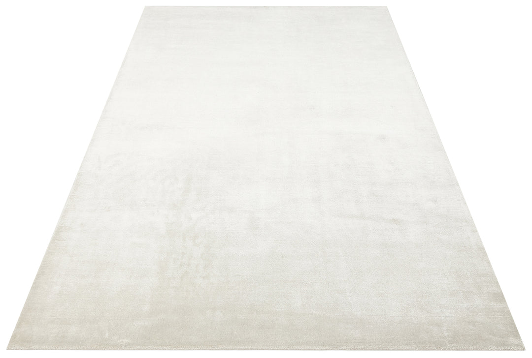 Pier Silver, El Dokuma Teknikleri ile %100 Naturel Viskondan üretilen Sade Tek Renk Salon Halısı