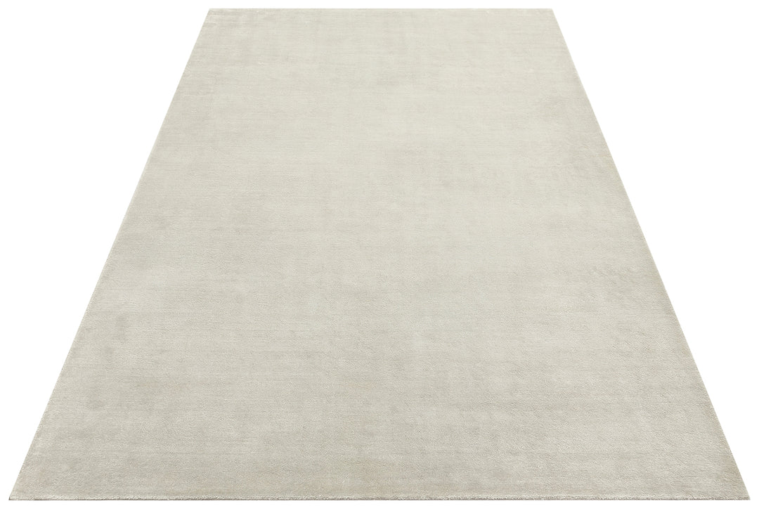 Pier Silver, El Dokuma Teknikleri ile %100 Naturel Viskondan üretilen Sade Tek Renk Salon Halısı