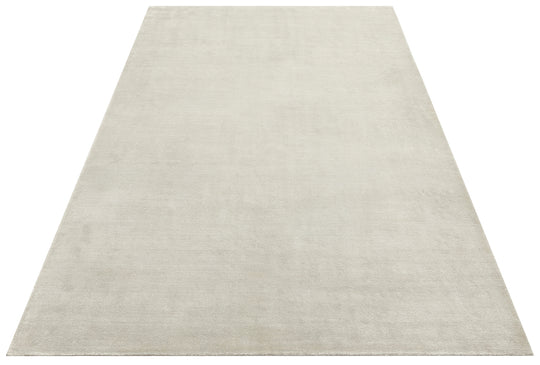 Pier Silver, El Dokuma Teknikleri ile %100 Naturel Viskondan üretilen Sade Tek Renk Salon Halısı