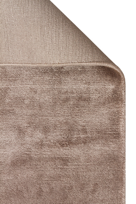 Pier Taupe, El Dokuma Teknikleri ile %100 Naturel Viskondan üretilen Sade Tek Renk Salon Halısı