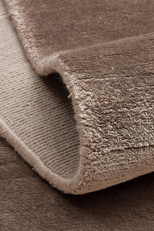 Pier Taupe, El Dokuma Teknikleri ile %100 Naturel Viskondan üretilen Sade Tek Renk Salon Halısı