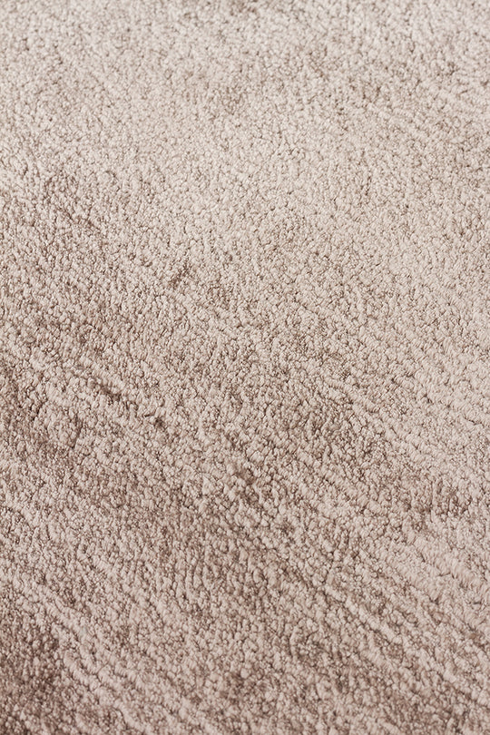 Pier Taupe, El Dokuma Teknikleri ile %100 Naturel Viskondan üretilen Sade Tek Renk Salon Halısı