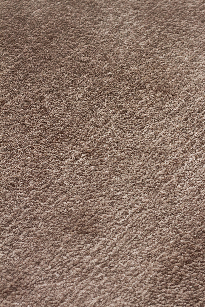 Pier Taupe, El Dokuma Teknikleri ile %100 Naturel Viskondan üretilen Sade Tek Renk Salon Halısı