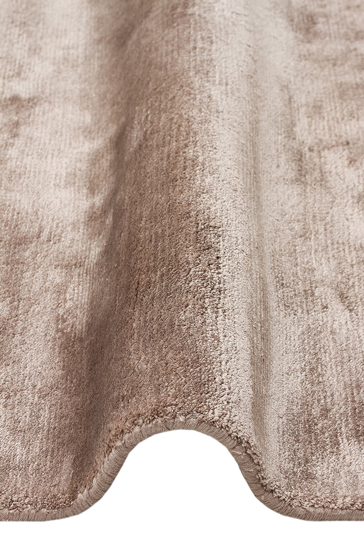 Pier Taupe, El Dokuma Teknikleri ile %100 Naturel Viskondan üretilen Sade Tek Renk Salon Halısı