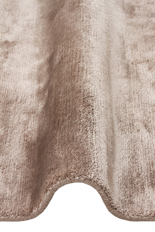 Pier Taupe, El Dokuma Teknikleri ile %100 Naturel Viskondan üretilen Sade Tek Renk Salon Halısı